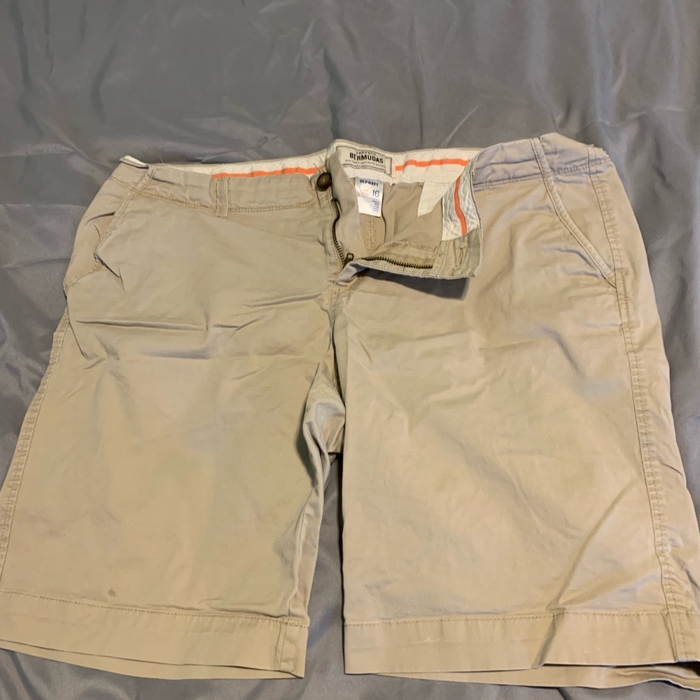 Old navy khaki Bermuda shorts size 16